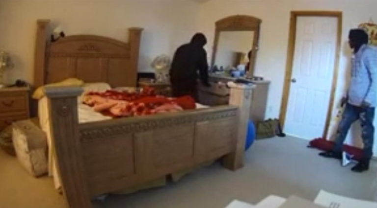 Une femme se cache dans sa salle de bain pour tenter d&rsquo;échapper à des cambrioleurs