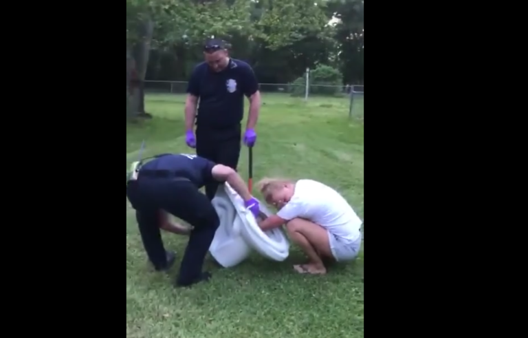 Une femme se coince la main dans la cuvette de ses toilettes