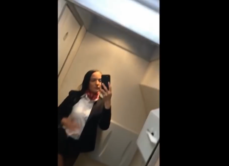 Une hôtesse de l’air ultra sexy fait un strip-tease dans les toilettes d&rsquo;un avion…