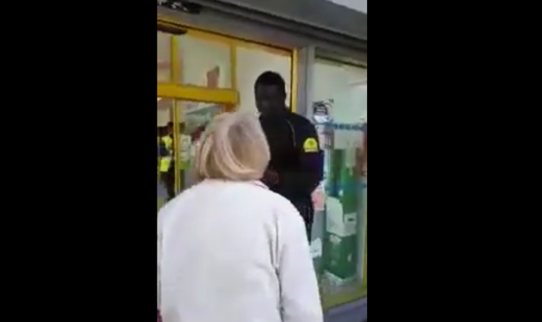 Une vieille dame raciste s&rsquo;énerve contre un vigile de supermarché à Grenoble