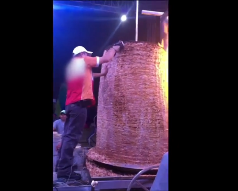 4.5 tonnes, c&rsquo;est le poids de cette broche de kebab la plus grosse du monde !