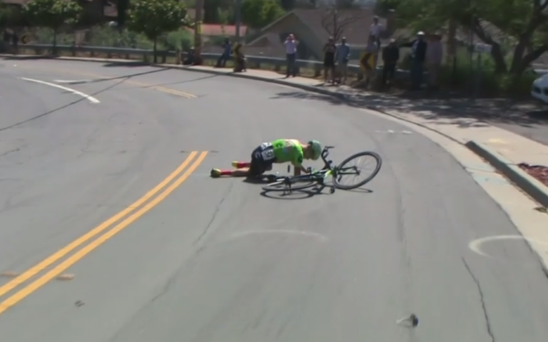 Un cycliste chute lourdement et tente de reprendre la route…