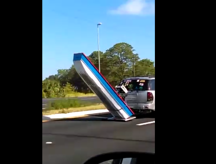 Cet automobiliste a une drôle de technique pour transporter son bateau