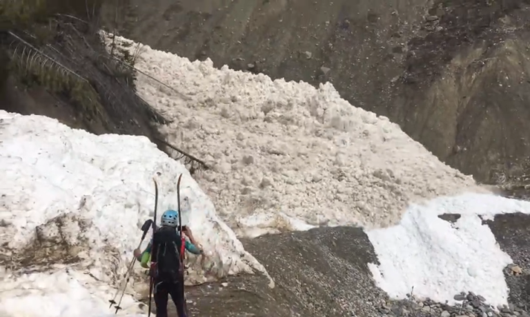Des randonneurs se retrouvent à côté d’une impressionnante coulée de neige