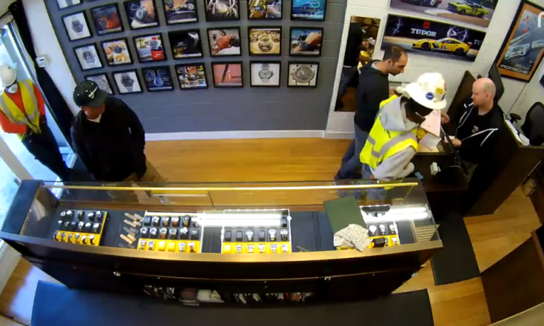 Des voleurs se déguisent en ouvriers pour braquer une bijouterie