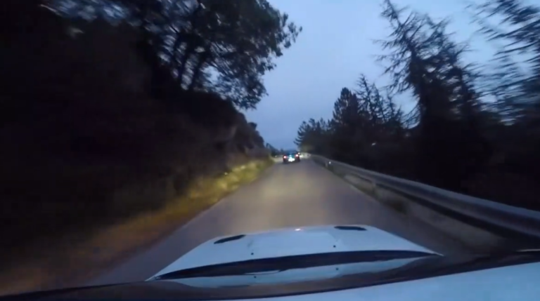 Deux Subaru Impreza STI font une course folle sur une route en montagne