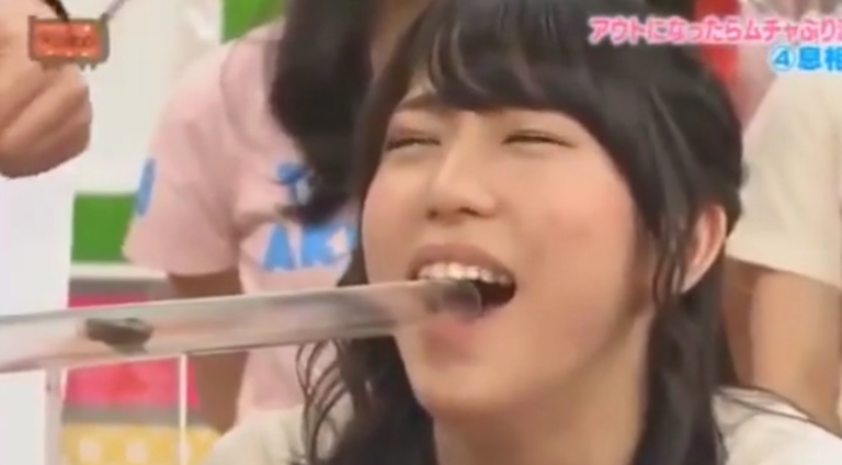 Deux candidates doivent souffler dans un tube pour éviter d&rsquo;avaler un cafard !