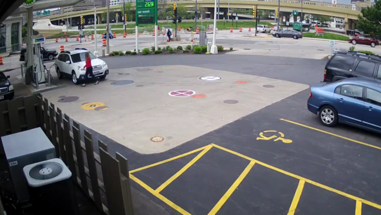 Elle empêche le vol de sa voiture en sautant sur le capot