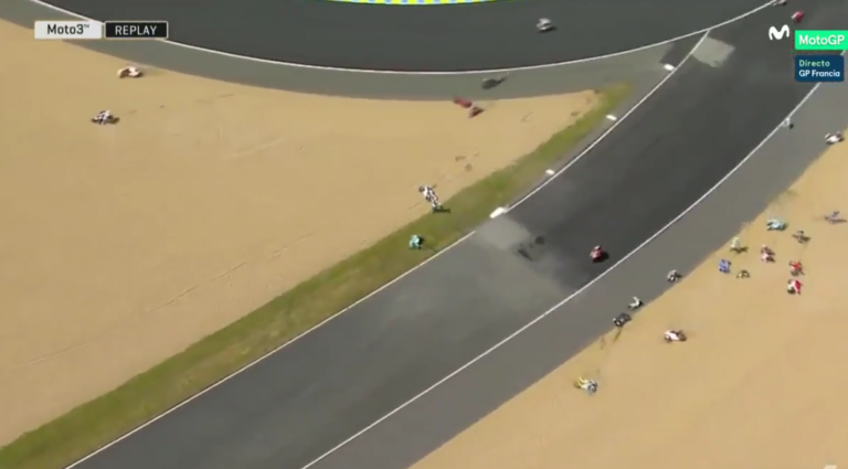 Chute collective à cause d&rsquo;une plaque d&rsquo;huile lors d&rsquo;une course de moto GP