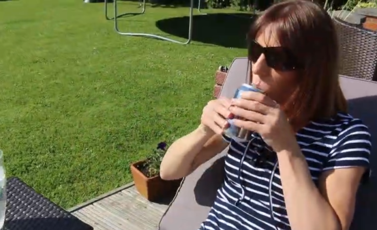 Headshot, il tire un ballon dans la tête de sa mère