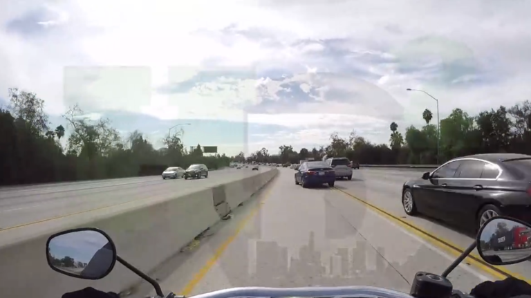 Il coupe la route à un motard en changeant de voie