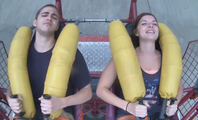 Il suit sa copine sur une attraction et passe un très mauvais quart d&rsquo;heure