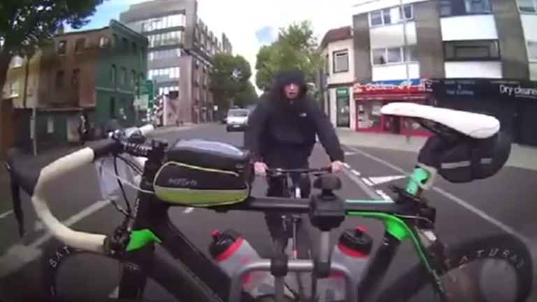 Il tente de voler un vélo de course accroché à une voiture