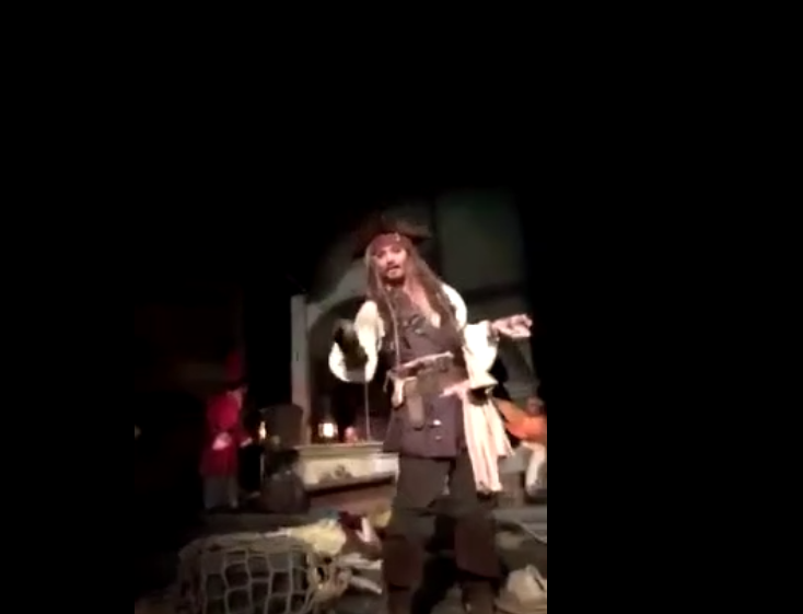 Johnny Depp fait une surprise aux visiteurs de Disneyland