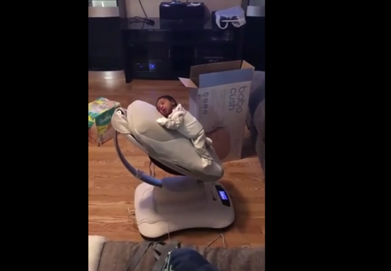 La berceuse mécanique qui endort le bébé en quelques seconde