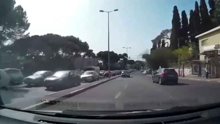 Le conducteur d’une Audi veut forcer le passage et ça se termine mal !