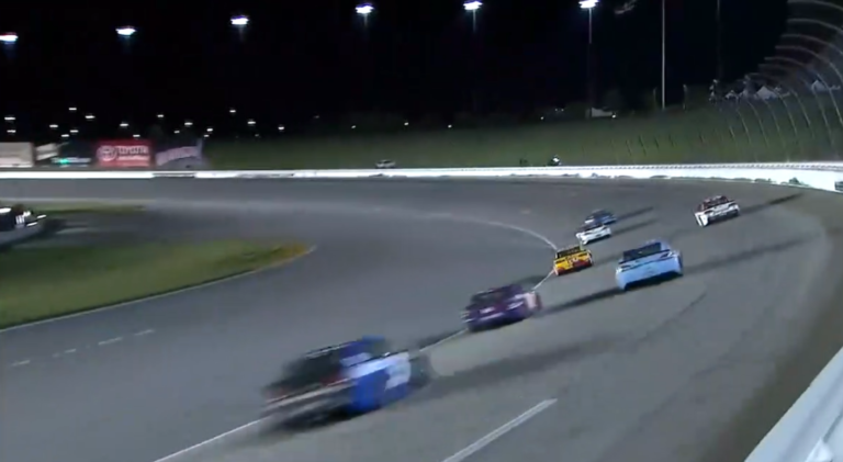 Le crash spectaculaire entre trois voitures en NASCAR !