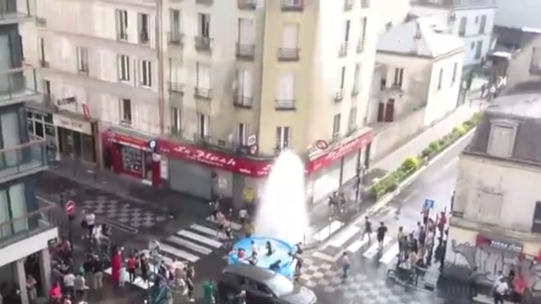 Quand des jeunes explosent une bouche d&rsquo;incendie et installe une piscine en pleine rue !