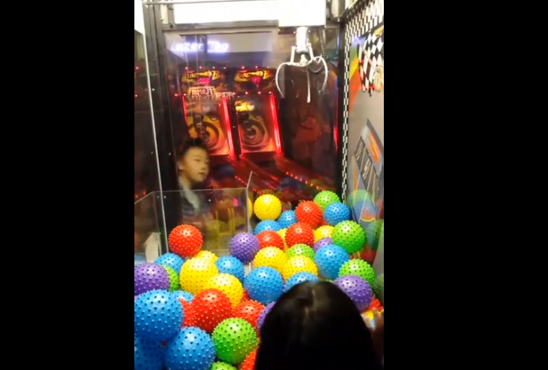 Quand une machine à pince TROLL un pauvre enfant !