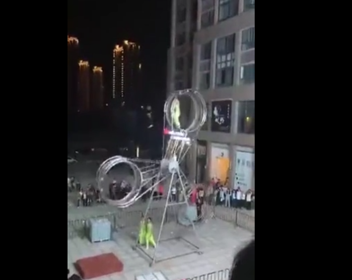 Un acrobate se rate pendant un saut sur une roue géante