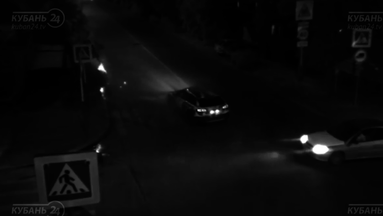 Un automobiliste va beaucoup trop vite à un carrefour…