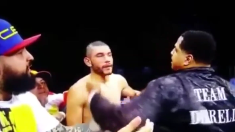 Un boxeur se fait frapper après la cloche, son entraineur va finir le boulot !