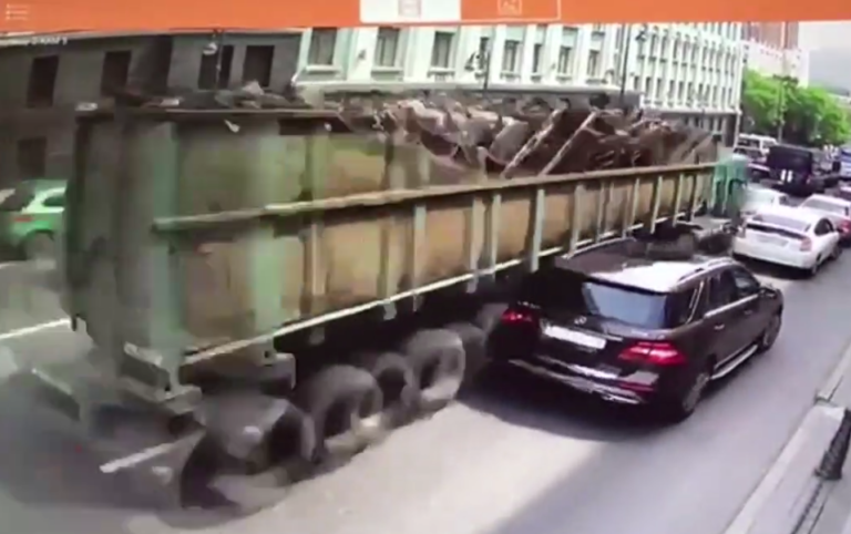 Un camion perd ses freins et emporte tout sur son passage