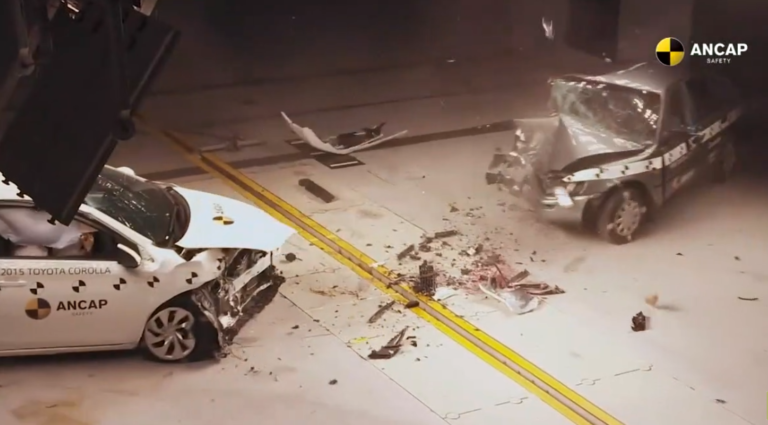Un crash test entre une Toyota Corolla de 1998 et de 2015