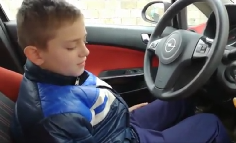 Un enfant conduit une voiture et fonce dans la baie vitrée de la maison