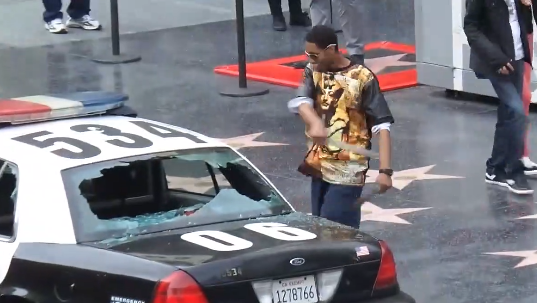 Un homme détruit une voiture de police sur Hollywood Boulevard