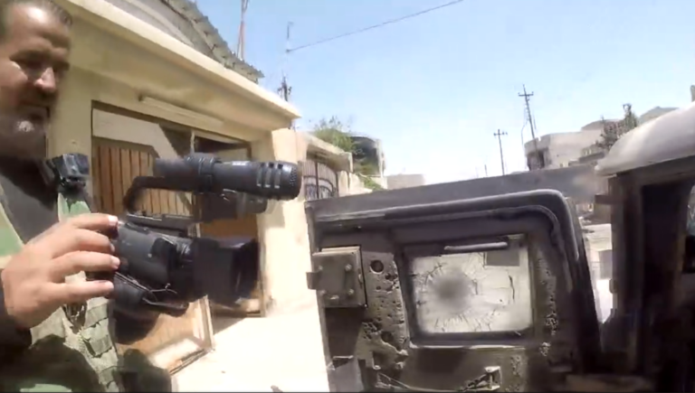 Un journaliste se fait pulvériser sa GoPro par un tireur d&rsquo;élite