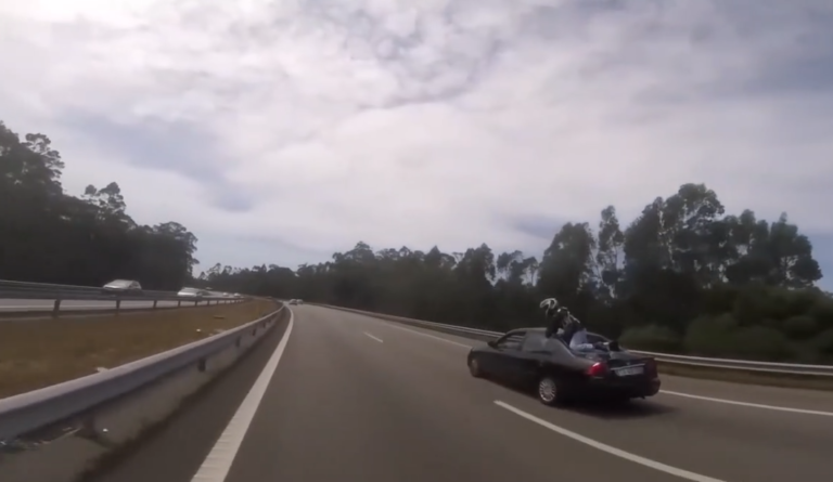 Un motard se retrouve sur le toit d’une voiture après un accident !