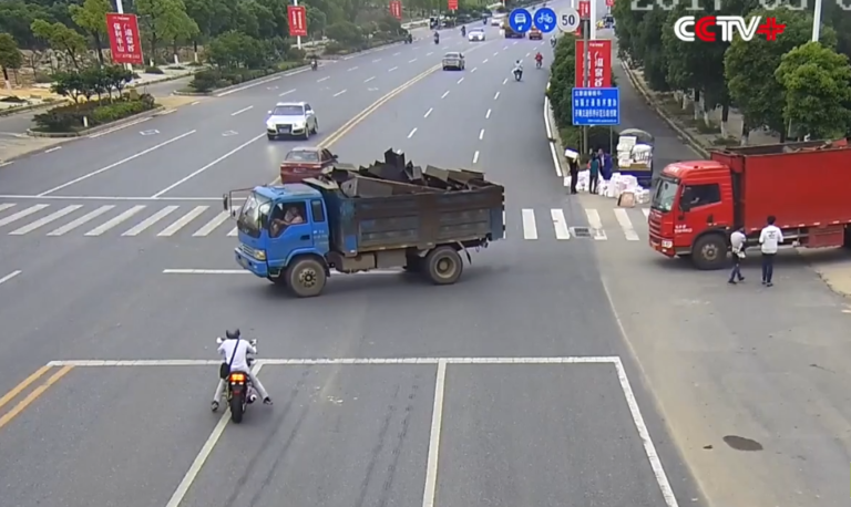 Un motard s&rsquo;enflamme contre un camion en Chine