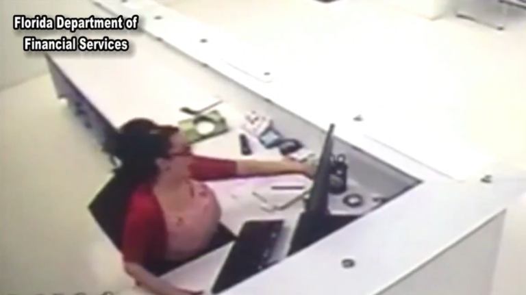 Une employée simule un accident de travail mais se fait démasquer…