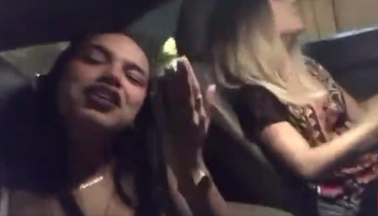 Une fille chante dans sa voiture et finit avec les dents cassées