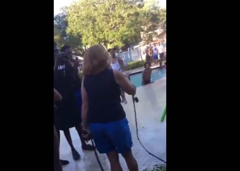 Une voisine débarque dans une fête pour se plaindre du bruit et finit dans la piscine !