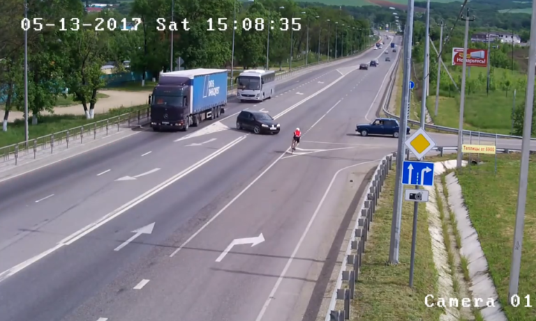 Une voiture coupe la route à un cycliste en Russie