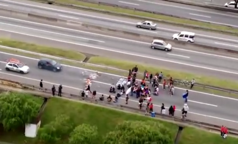Un chauffard écrase des manifestants à São Paulo