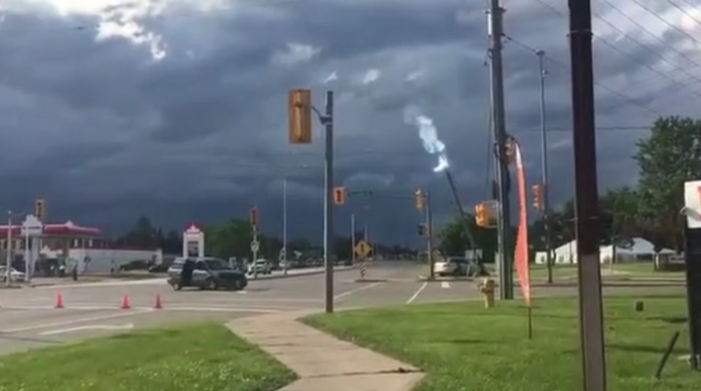 Des arcs électriques traversent une rue après accident de voitures…