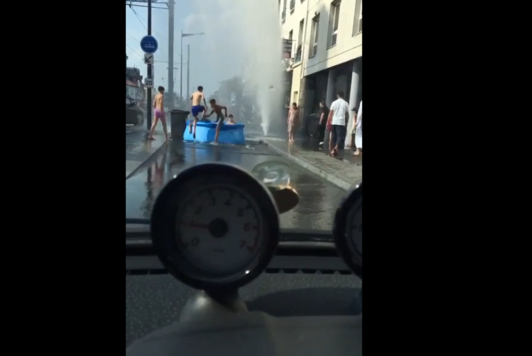 Des jeunes profitent de leur piscine en plein milieu de la route