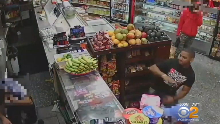 Deux clients attaquent un caissier avec des bananes et des avocats