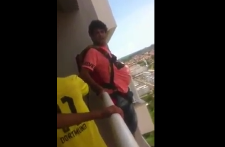 Il achète un parachute sur internet et le teste en sautant de son balcon
