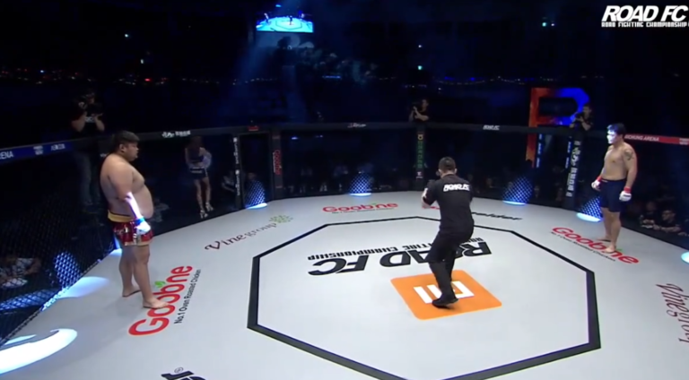 Il termine un combat MMA en 9 secondes après un violent coup dans les parties de son adversaire