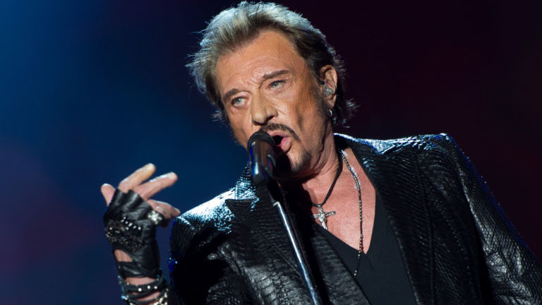 Johnny Hallyday escorté par des dizaines de bikers en arrivant à Bruxelles