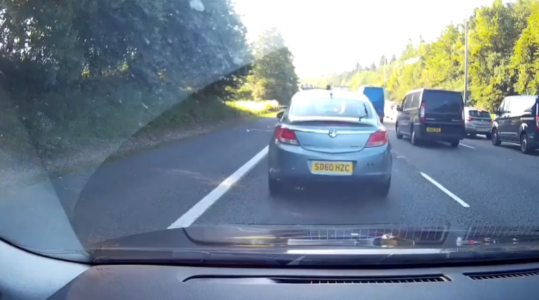 Le conducteur d’une Mercedes veut gagner du temps dans les bouchons