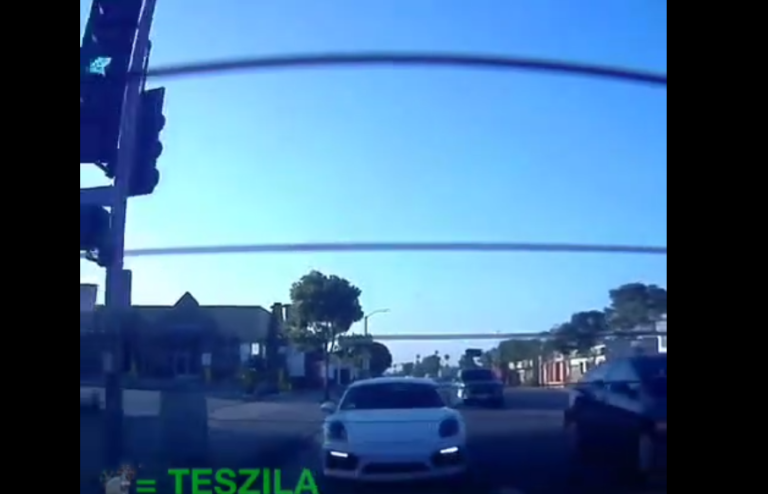 Une Porsche essaie de suivre l’accélération d&rsquo;une Tesla, et c&rsquo;est une mauvaise idée !