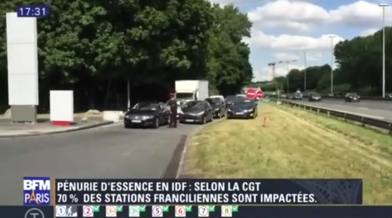 Pénurie d’essence, un automobiliste double tout le monde dans une station-service