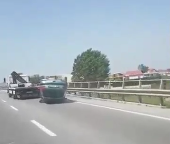 Remorquage d&rsquo;une voiture sur le toit en Albanie