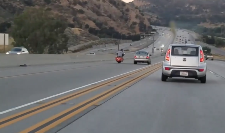 Road Rage entre un automobiliste et un motard sur une autoroute !