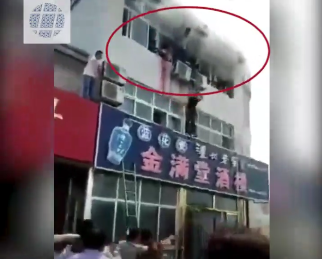 Sauvetage avec un camion de pois pendant un incendie